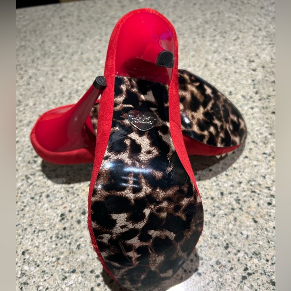 Betsy Johnson Red Suede Studded Pointed Toe Heels Leopard Sole Size 8 - Picture 6 of 8